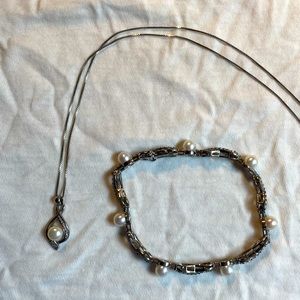 Silver necklace and bracelet set. Genuine pearl and white sapphire